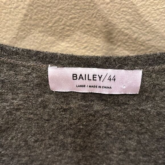 Bailey 44 woman's green wool v neck sweater - Picture 4 of 10